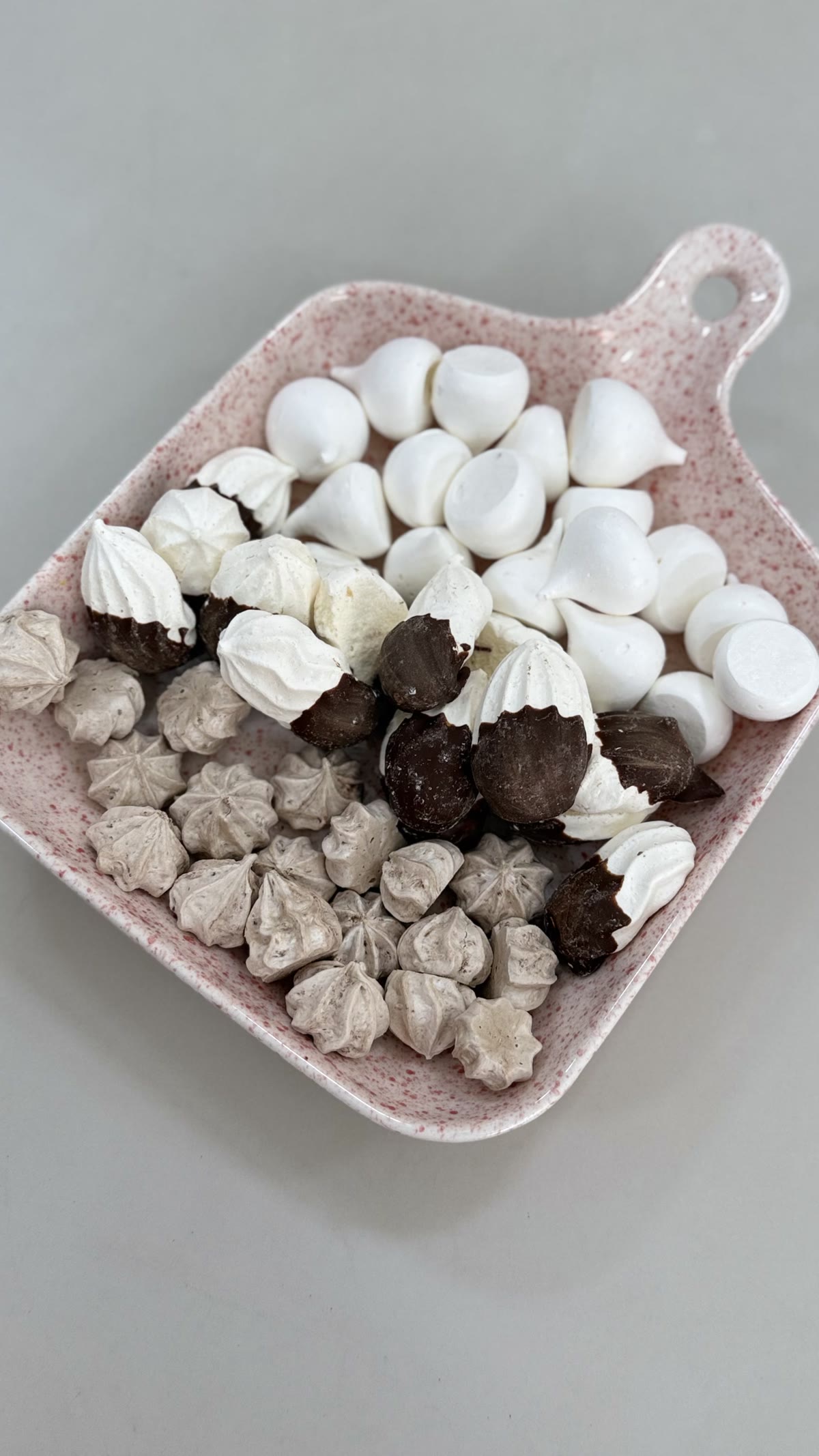 Suspiros mergulhados em chocolate