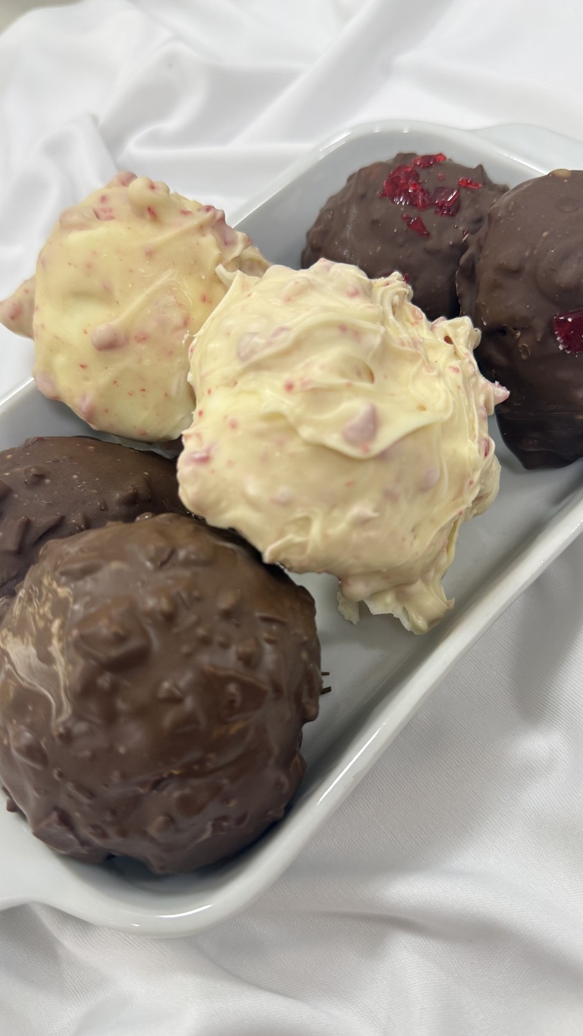 Suspiro Cravejado pronto, com casquinha de merengue e calda de vidro